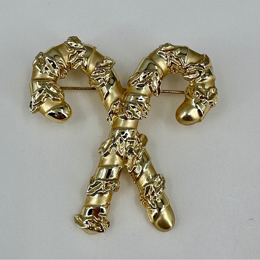 Vintage Gold Tone Crossed Candy Cane Holly Garland Textured Brooch Lapel Pin